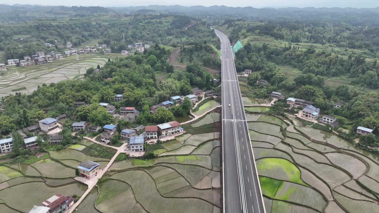 主线路面完工！川渝高速大通道开梁高速（四川境）通车在即